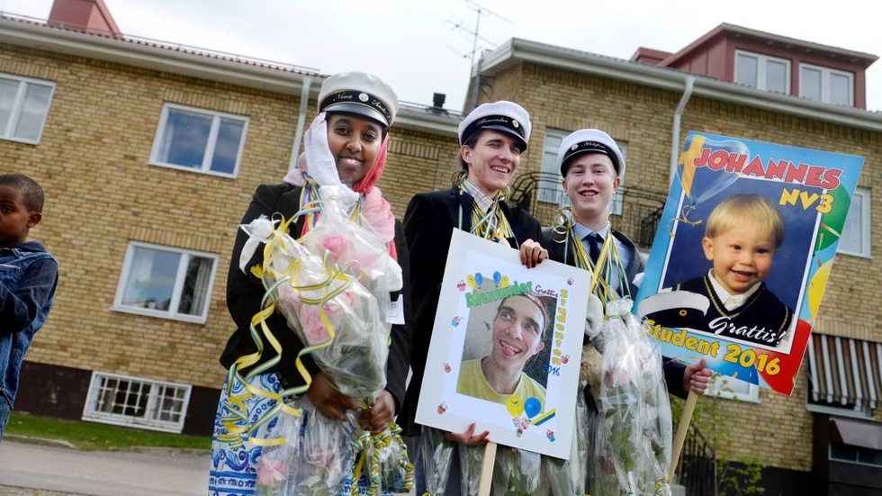 HIPP, HIPP. Den sista elevkullen på Överkalix gymnasieskola tog under måndagen studenten.