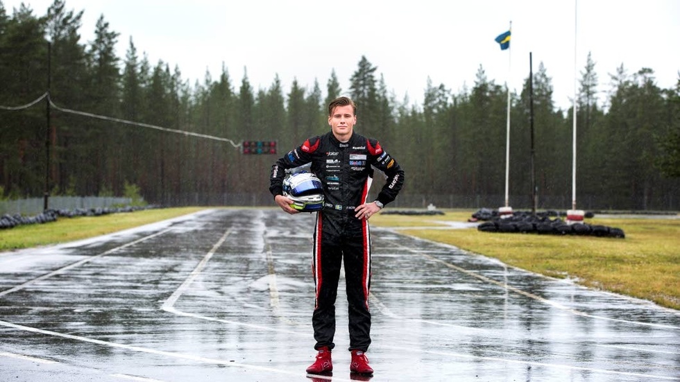 står stadigt. Philip Morin från Luleå är bara 20 år gammal. Ändå har       han redan hunnit att etablera sig som toppförare i Porsche Carrera Cup, som är ett av Sveriges största mästerskap.