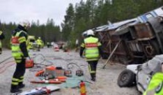 Katastrofövning med buss och bil inblandade