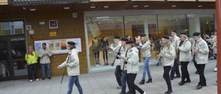 Orkester bjöd på svängig lunchmusik på gågatan