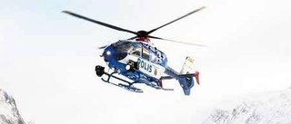 Polis bevakar Arjeplogsfjällen från helikopter