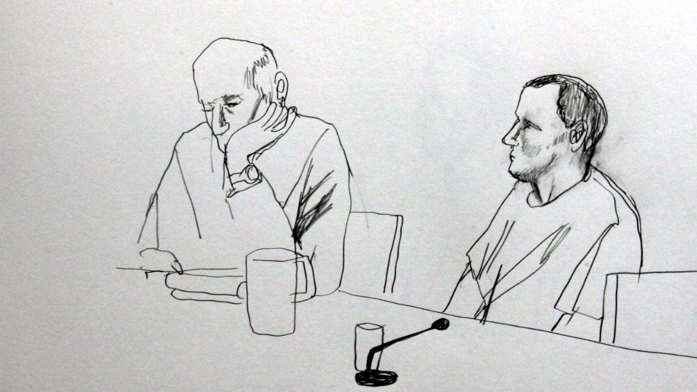 Försvarsadvokaten Leif Silbersky och den åtalade "Hagamannen" avbildade i säkerhetssalen i Umeå tingsrätt 2006. Arkivbild.