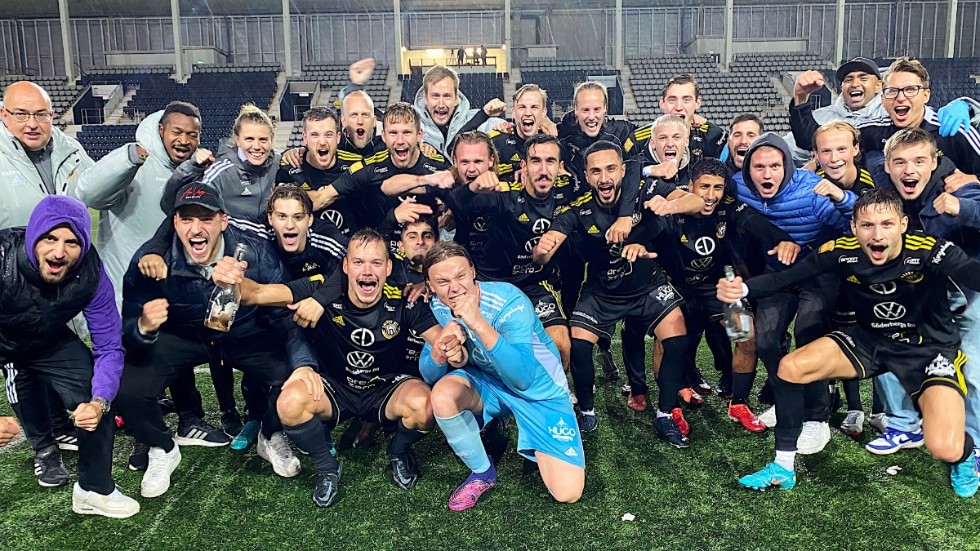 Smedbys herrar jublar efter triumfen i Östgötacupen. Men det krävdes ett drama för att slå division 4-laget Hemgårdarna.