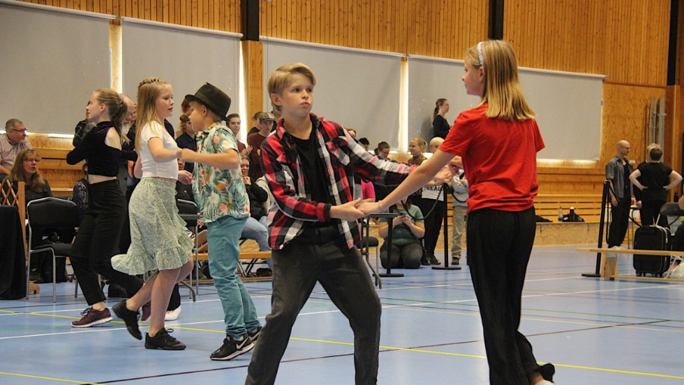Pepparrotssnurren i Fjärdhundra sporthall. Hannes Store Malefors och Selma Lundin vann juniorklassen i Bugg ungdom R före tvåan Oliver Odenius och Emelie Nordeberg, närmast till vänster, klubbkamraterna i Ena Bugg & Swing.