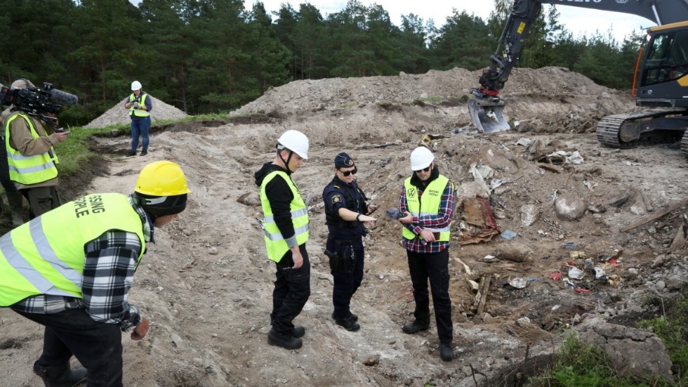 Grävningarna efter Sven Sjögren på gamla tippen i Etelhem påbörjades en måndagsmorgon i september men stoppades av polisen redan vid lunch sedan en benbit hittats.