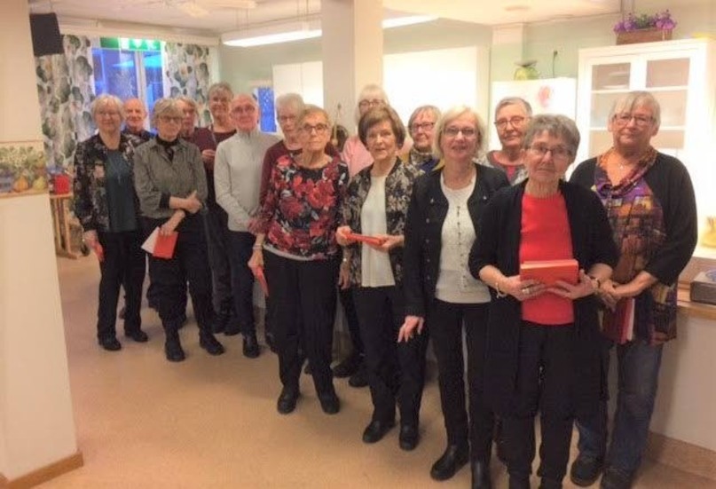 Alla som fyllt jämna år under året uppvaktades på mötet. Det var en hel del jubilarer.