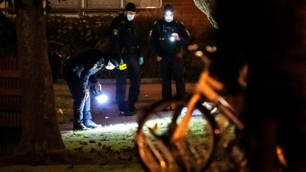 Polisens kriminaltekniker arbetade tidigt på fredagsmorgonen efter att en person skjutits ihjäl på Göingegatan på Gamlegården i Kristianstad. Arkivbild.