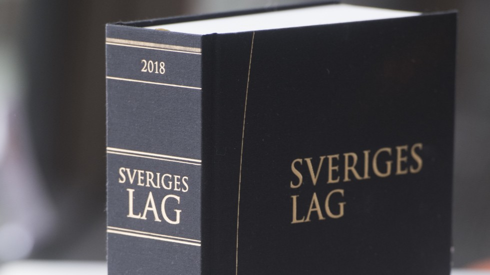 En 50-årig man hittades död i sin lägenhet i Falkenberg. Nu åtalas en något yngre man för mord. Arkivbild.