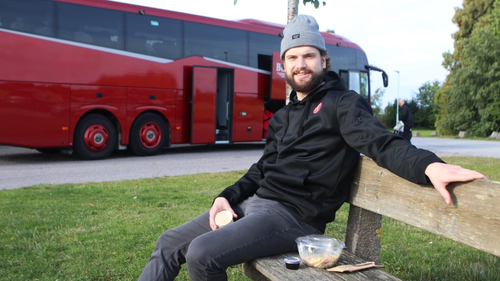 Tanner MacMaster strax före 80 mil i buss till Umeå.