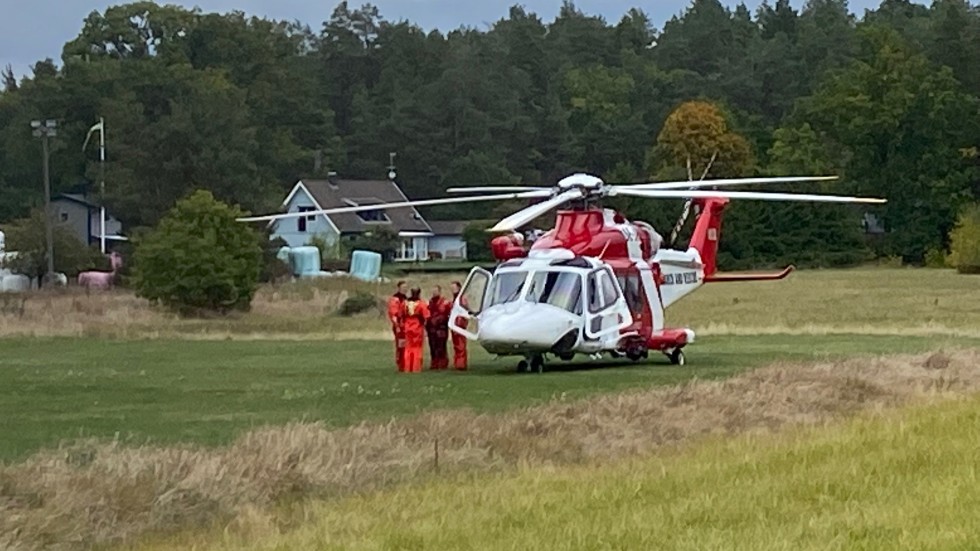 Helikoptern landade vid fotbollsplanen i Gryt och lastade av den drabbade personen.