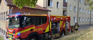 Brand i flerfamiljshus i övre Nyfors: "Lägenhet totalskadad" ✓Utreds som grov mordbrand