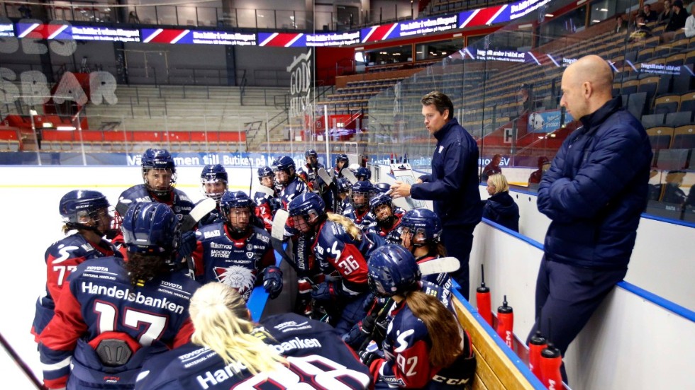 Vad händer egentligen i LHC-båset under en match i SDHL? Vi hörde efter med lagkaptenen Madelen Haug Hansen.