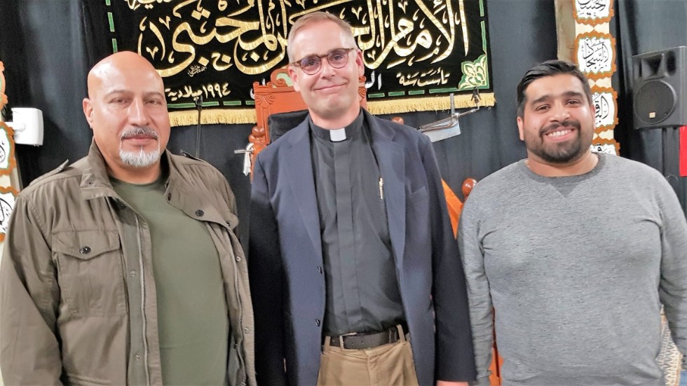 Domprosten Mattias Bähr i mitten, Ibrahim Kasim, ordförande på den muslimska föreningen Religion och Kulturhus i Linköping, till vänster och Ibrahim Al Thalimi från samma förening.
