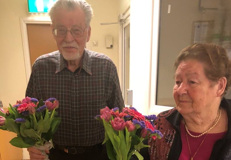 Sverker Gran och Anni Persson avsade sig om omval och fick var sin bukett blommor.