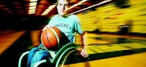 Erik välkomnar den nya basketskolan