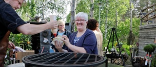 Samling vid grillen i trädgården