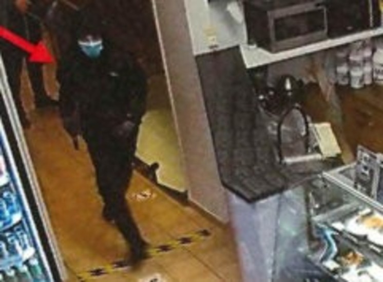 Mördaren lämnar gymmet i centrala Stockholm efter att ha skjutit ihjäl en man i 55-årsåldern. Bild från polisens förundersökning.