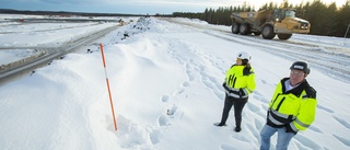 Olycka på Stegra: Dumper körde på personbil som välte av vägen