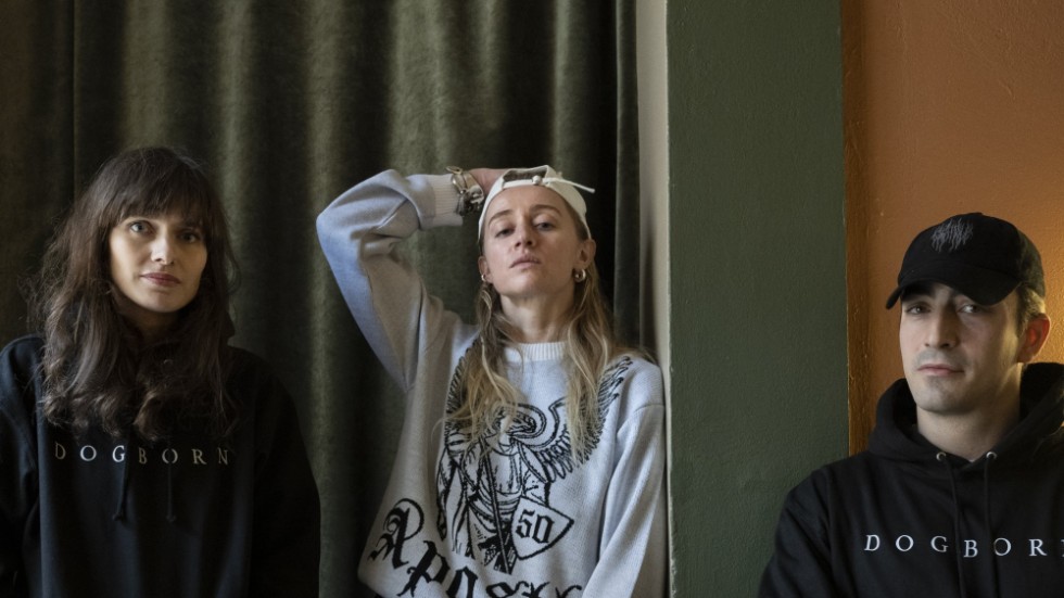 Regissören Isabella Carbonell tillsammans med skådespelarna Silvana Imam och Philip Oros inför premiären på "Dogborn".