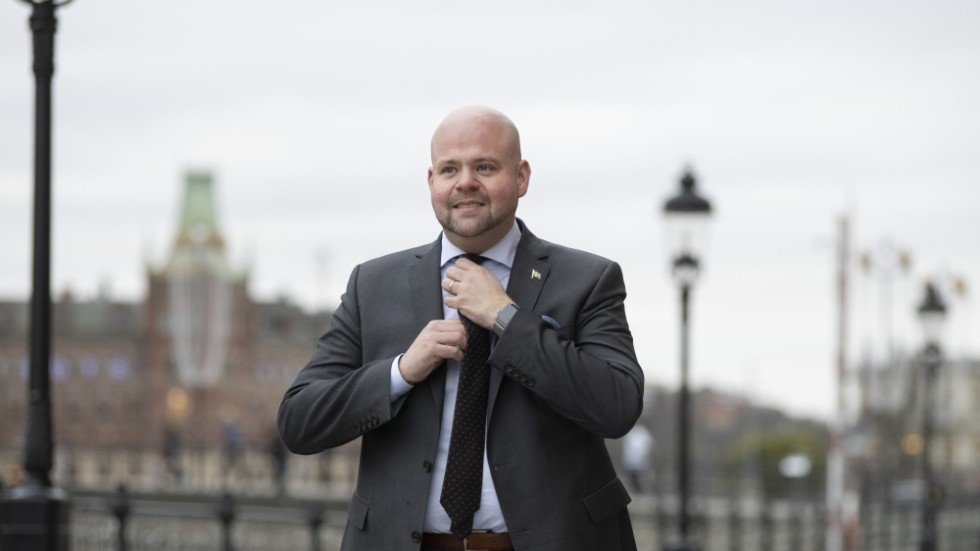 Barnet går före makten. Peter Kullgren tar föräldraledigt från ministerposten i en dryg månad.