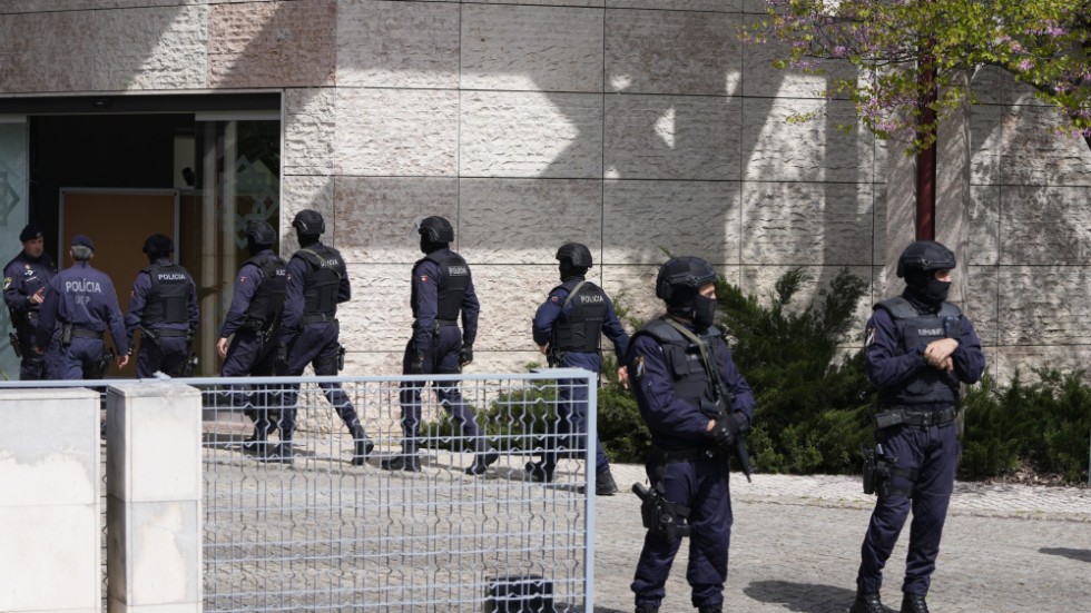 Poliser på plats vid det islamiska center i Lissabon i Portugal där två kvinnor dödades av en knivbeväpnad man på tisdagen.