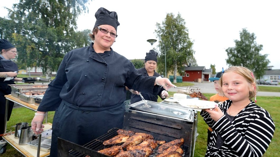 SKOLSTART. Alma Isaksson tog av den goda maten som Eva Bergström serverade.