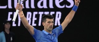 Bländande Djokovic vidare trots skada