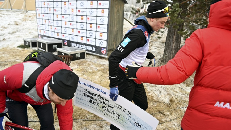 Vallachefen Petter Myhlback, till vänster, ryckte med sig sonen Alvar mitt under en intervju efter fredagens sprint i Bruksvallarna.