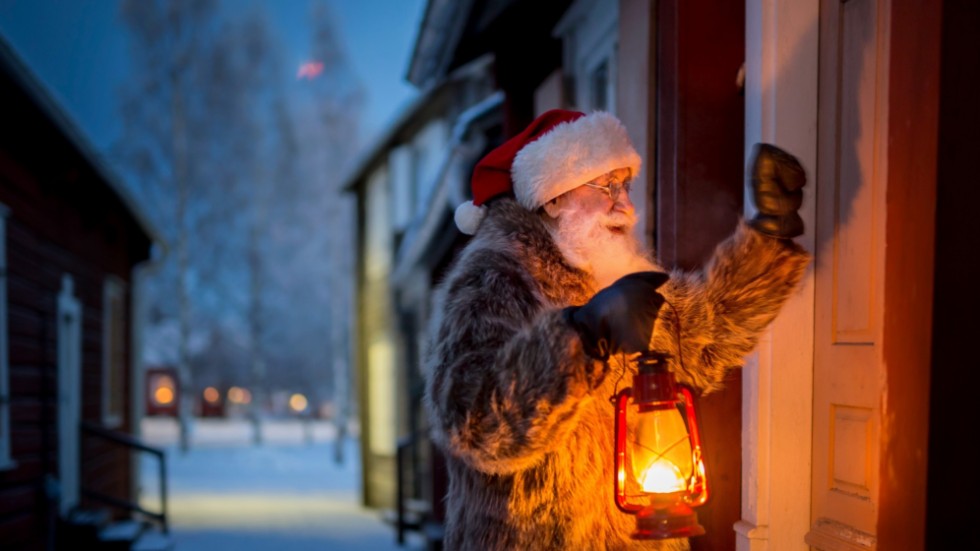 Jultomten knackar på.