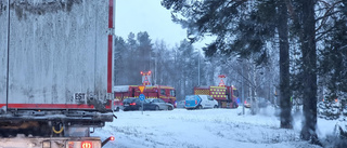 Bussen som skulle ta Luleå Hockeys juniorer till Örnsköldsvik krockade i rostbollsrondellen – tränaren: "Det är bara materiella skador"