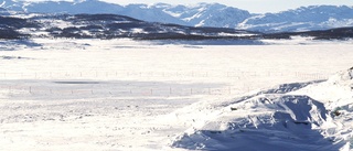 Snöskotrar gick genom isen – män dog