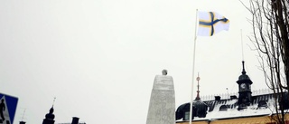 Flagga premiärhissades på torget