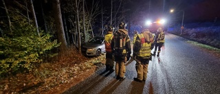 Personbil krockade med träd på Slakthusvägen