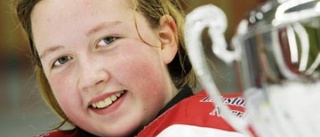 Erika ensam tjej bland 30 killar i hockeycup