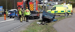 Bil voltade och hamnade på taket – trafiken påverkas