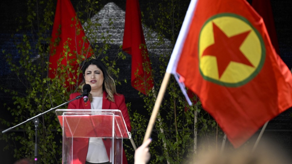 PKK:s flaggor när Vänsterpartiets partiledare Nooshi Dadgostar (V) talar i Slottsparken i Malmö på första maj under Arbetarrörelsens dag.