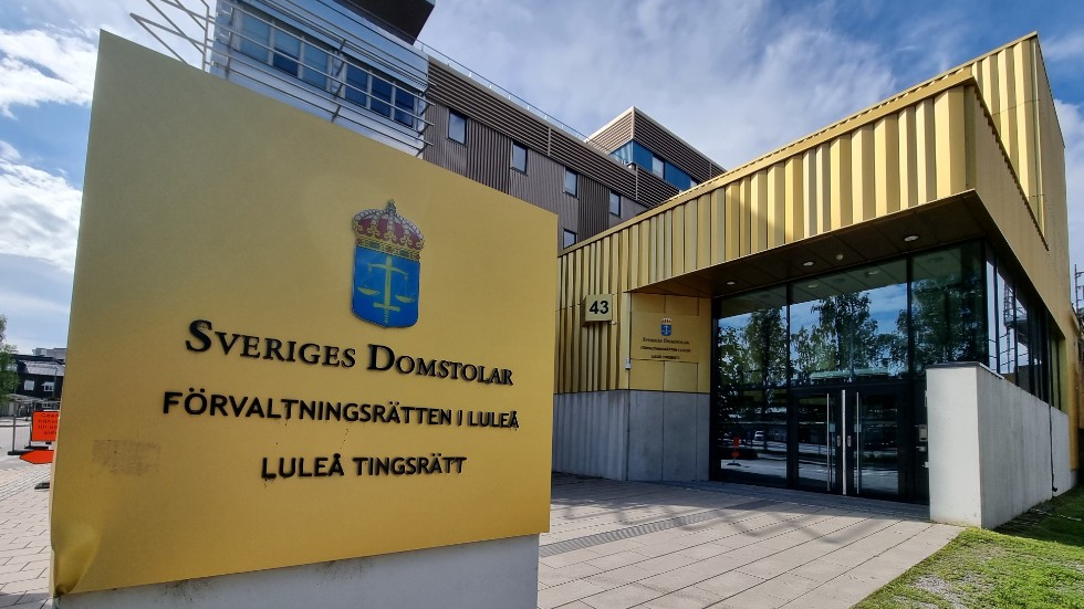När rättegången mot den 29-årige man som misstänks för att ha försökt döda sin sambo och hennes dotter avslutades på torsdagen i Luleå tingsrätt yrkade åklagaren på att manen ska dömas till 15 år i fängelse. 