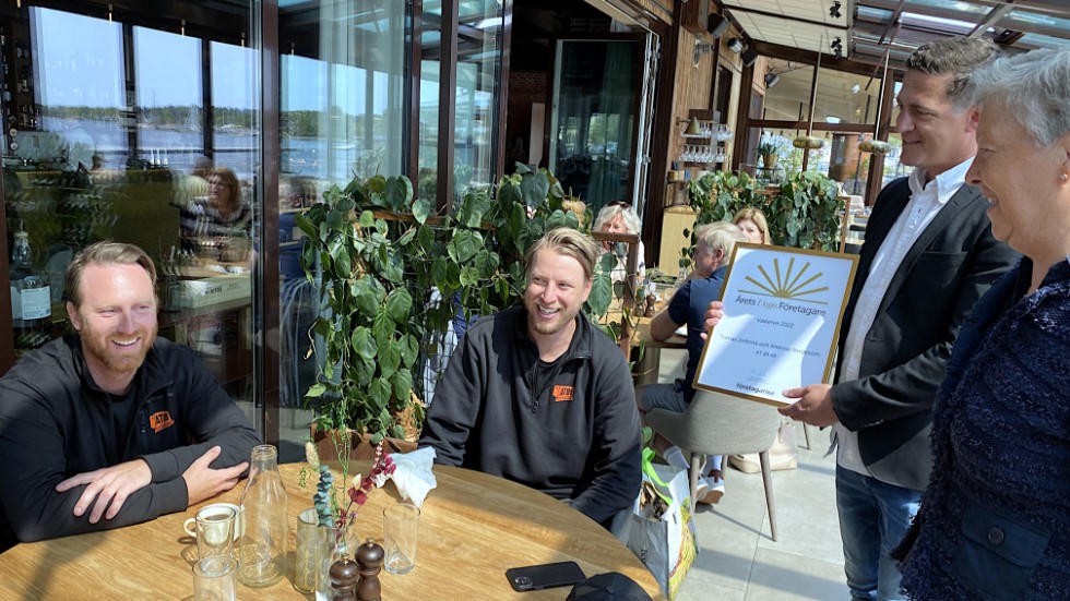 Andreas Bergström och Tomas Jörbrink på AT89 får ta emot priset som Årets unga företagare i Västervik 2022 av Olle Markljung och Susanne Stackelberg från Företagarna Västervik. De överraskades under en lunch på Slottsholmen och blev väldigt förvånade.