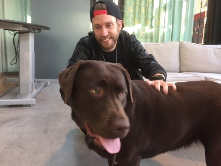 Hej kompis. Alexander Graff morsar på vår studiohund - labradoren Maja.