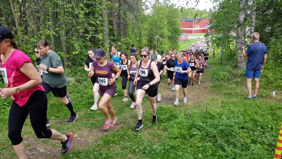 Tjejjoggen lockade runt 250 tjejer, kvinnor och tanter. Här i starten är det full fart uppför första "mördarbacken".