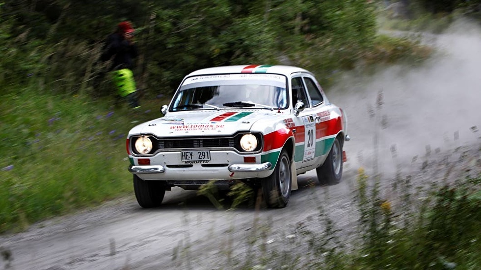 Missar VM-festen. Almungeföraren Tom Axelsson, här under fjolårets Midnattssolsrally, kulle ha kört Svenska rallyts klassiska del, som nu ställs in.
