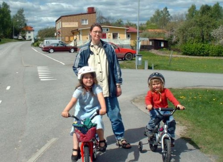 Åsa Kfouri, här med barnen Maja och Elias, säger att ortsborna nu åter kommer att kämpa hårt för att få ha skolan kvar. Bild: SVANTE STRÖMBERG
