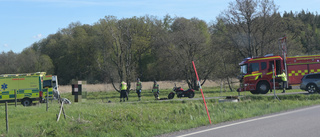 Motorcykel körde av vägen – en person förd till sjukhus