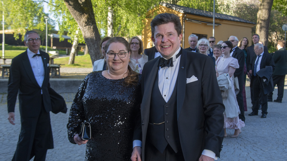 Här ser vi talman Andreas Norlén med sin fru Helena Norlén på väg till ett evenemang tidigare i somras. Helena Norlén har hjälpt sin make med guiden till den svenska poesin. 
