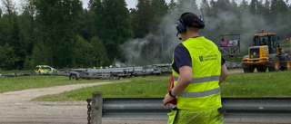 Här fattar bilen eld – föraren fick kasta sig ut: "Ovanligt"