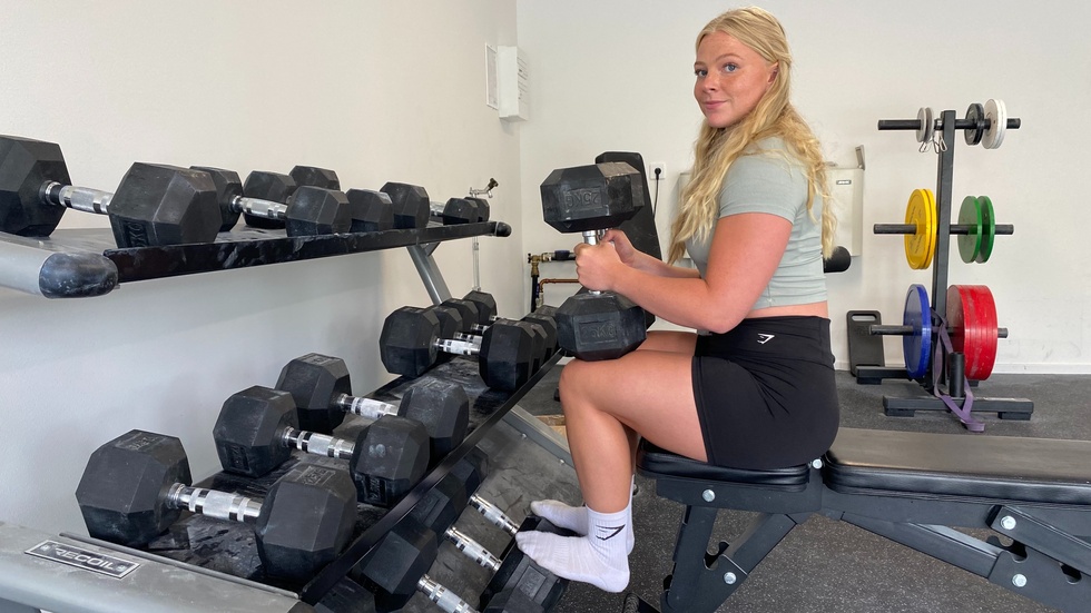 Med enkelhet hanterar Boström 25-kiloshantlar.