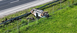 Kvinna lindrigt skadad efter att ha voltat med bilen på E4