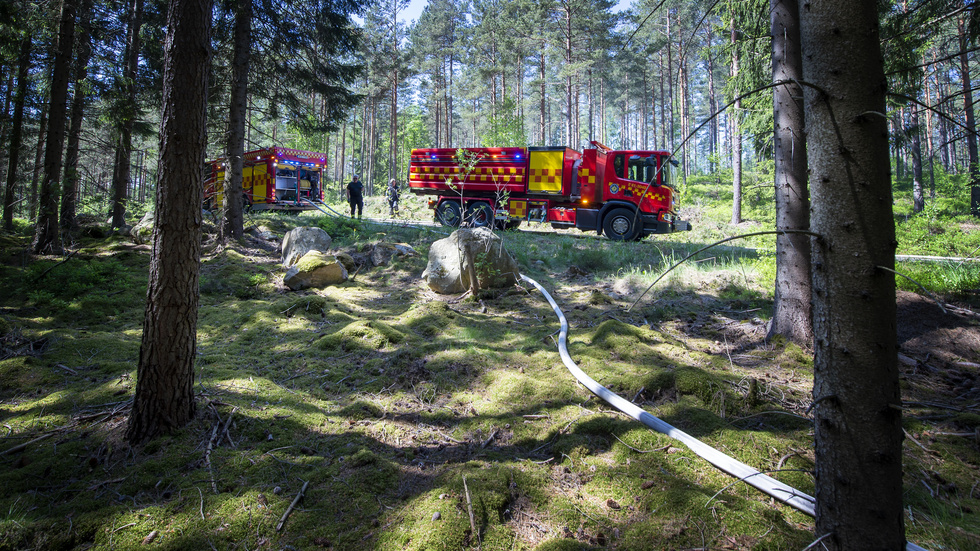 Räddningstjänsten är på väg till en skogsbrand. (arkivbild)