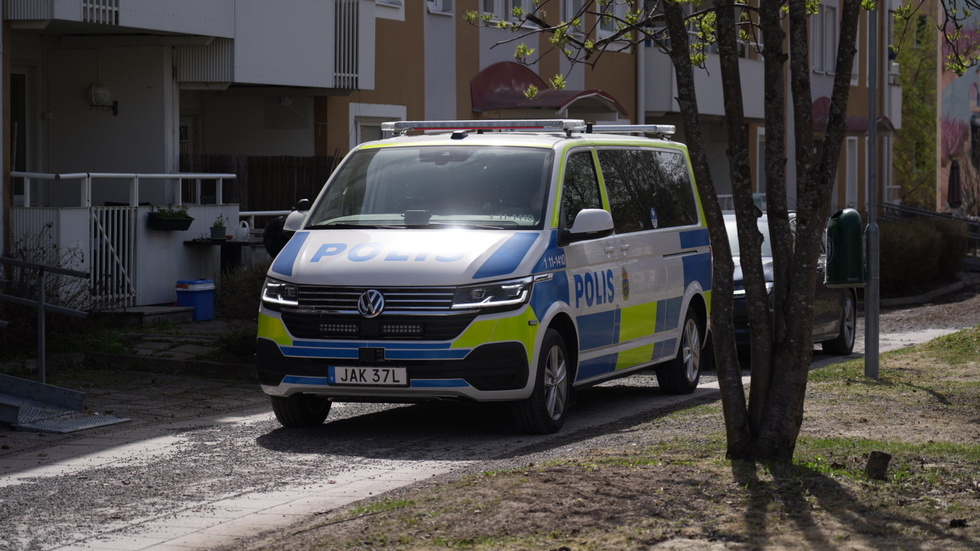En stor polisinsats föregick gripandet på Tunastigen. Nu är trion släppt på fri fot.