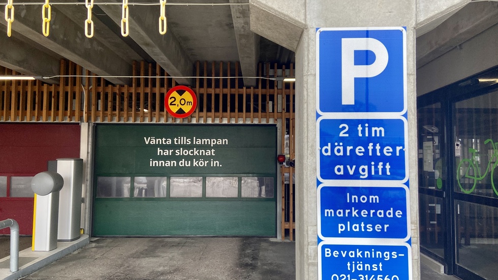 Två timmar gratis därefter avgift. Det är vad som gäller om man ska parkera i Loket. Men katrineholmaren Viktor berättar att han vid flera tillfällen fått betala även för tiden som ska vara gratis. 